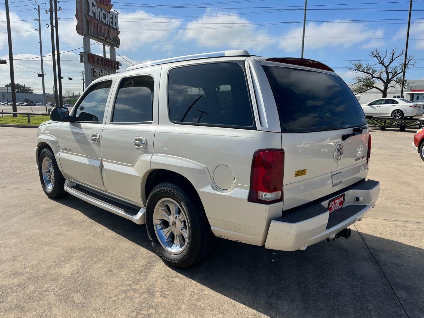 2002 white /TAN Cadillac Escalade 2WD (1GYEC63T62R) with an 5.3L V8 OHV 16V engine, 4-Speed Automatic Overdrive transmission, located at 14700 Tomball Parkway 249, Houston, TX, 77086, (281) 444-2200, 29.928619, -95.504074 - Photo#4